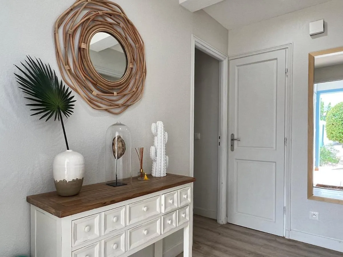 Et Voila! Elegant One Bedroom And Beachfront Apartment With Pool! Quarter of Orleans 0*,  Saint-Martin